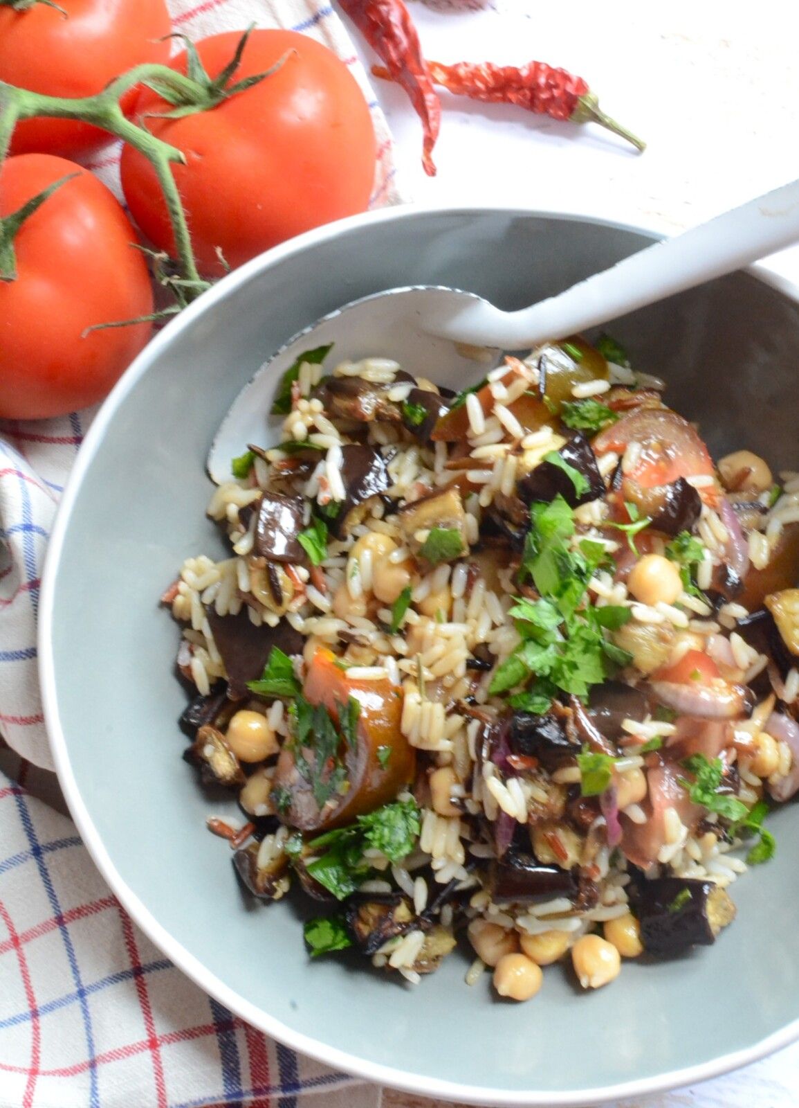 Salade de riz, aubergine rôtie, pois chiches et tomates #vég