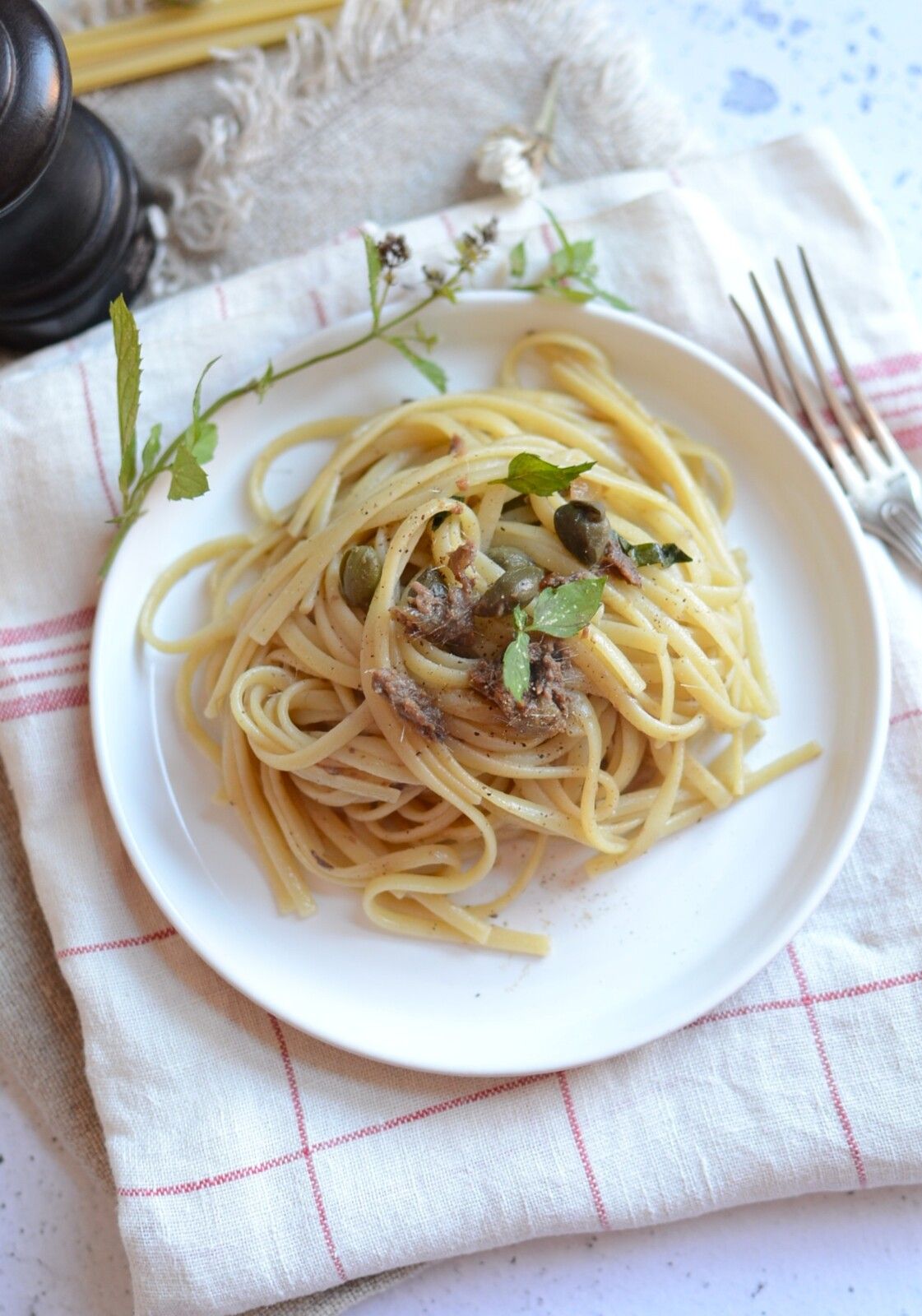 Pâtes anchois câpres et menthe