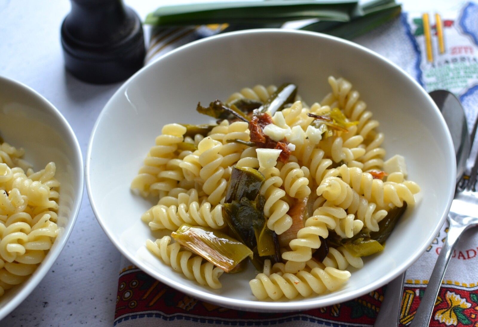 Pâtes poireaux rôtis au four câpres et pécorino #végétarien
