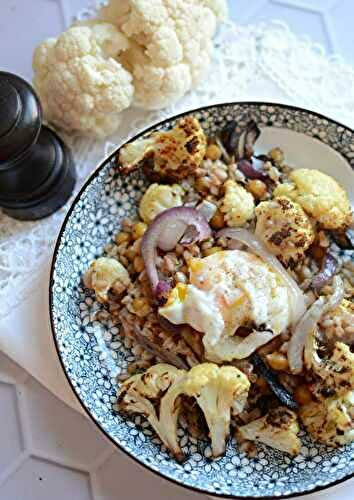 Chou fleur pois chiches oignon rouge rôtis au four et oeuf