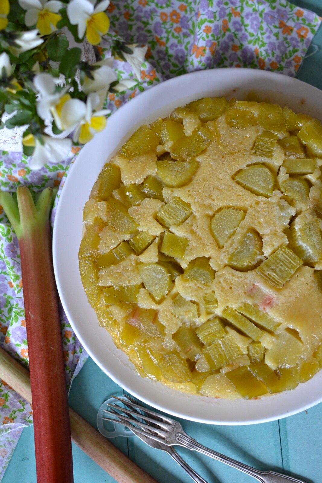 Gâteau à la rhubarbe caramélisée