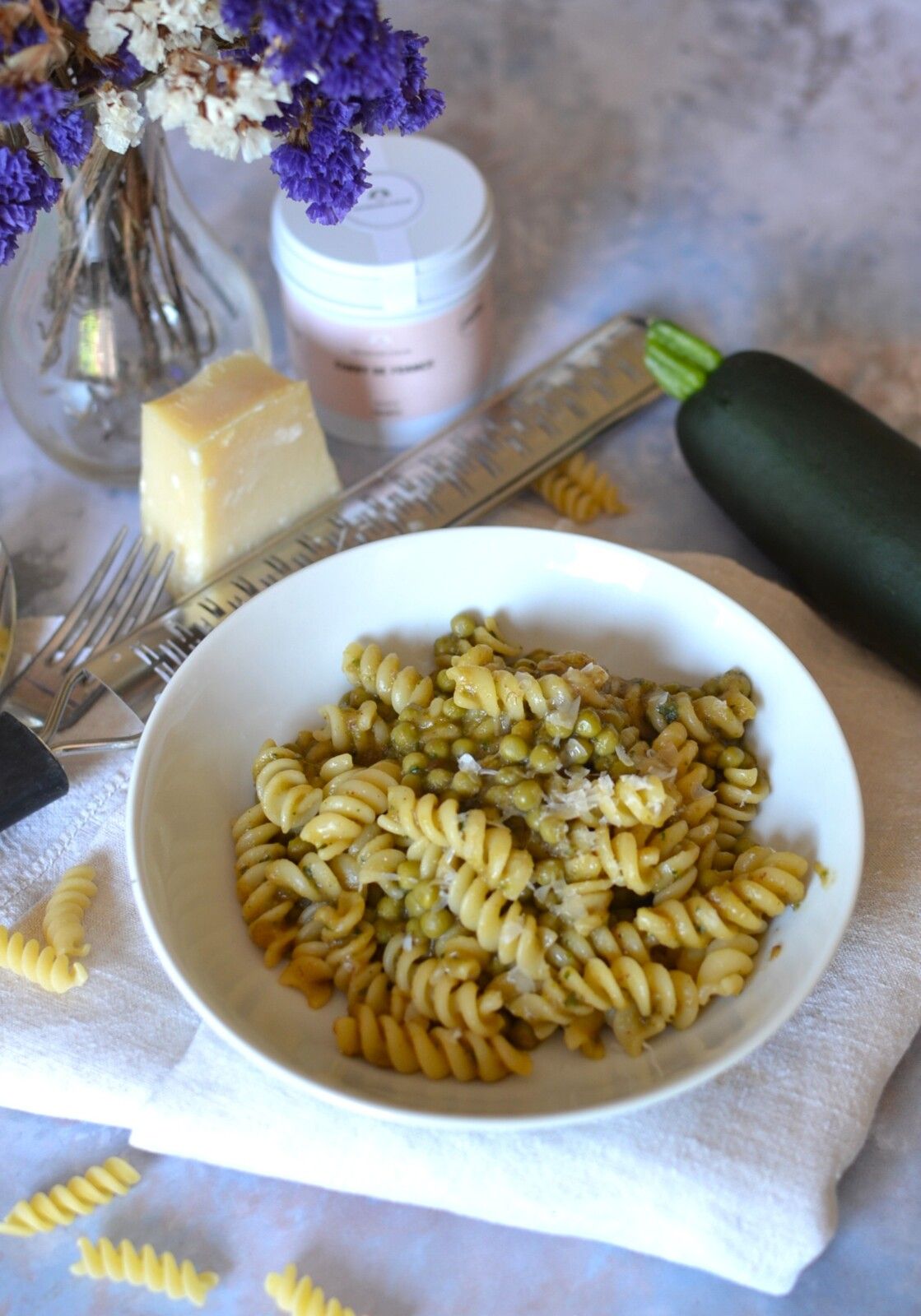 Pâtes à la crème de courgette, petits pois et épices     