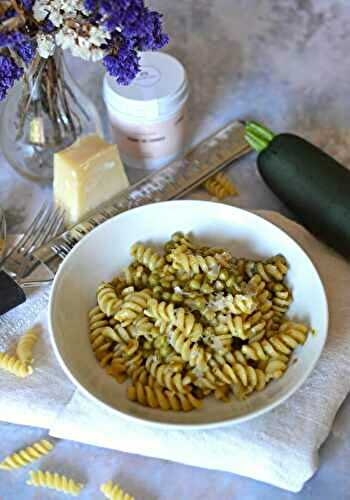 Pâtes à la crème de courgette, petits pois et épices     