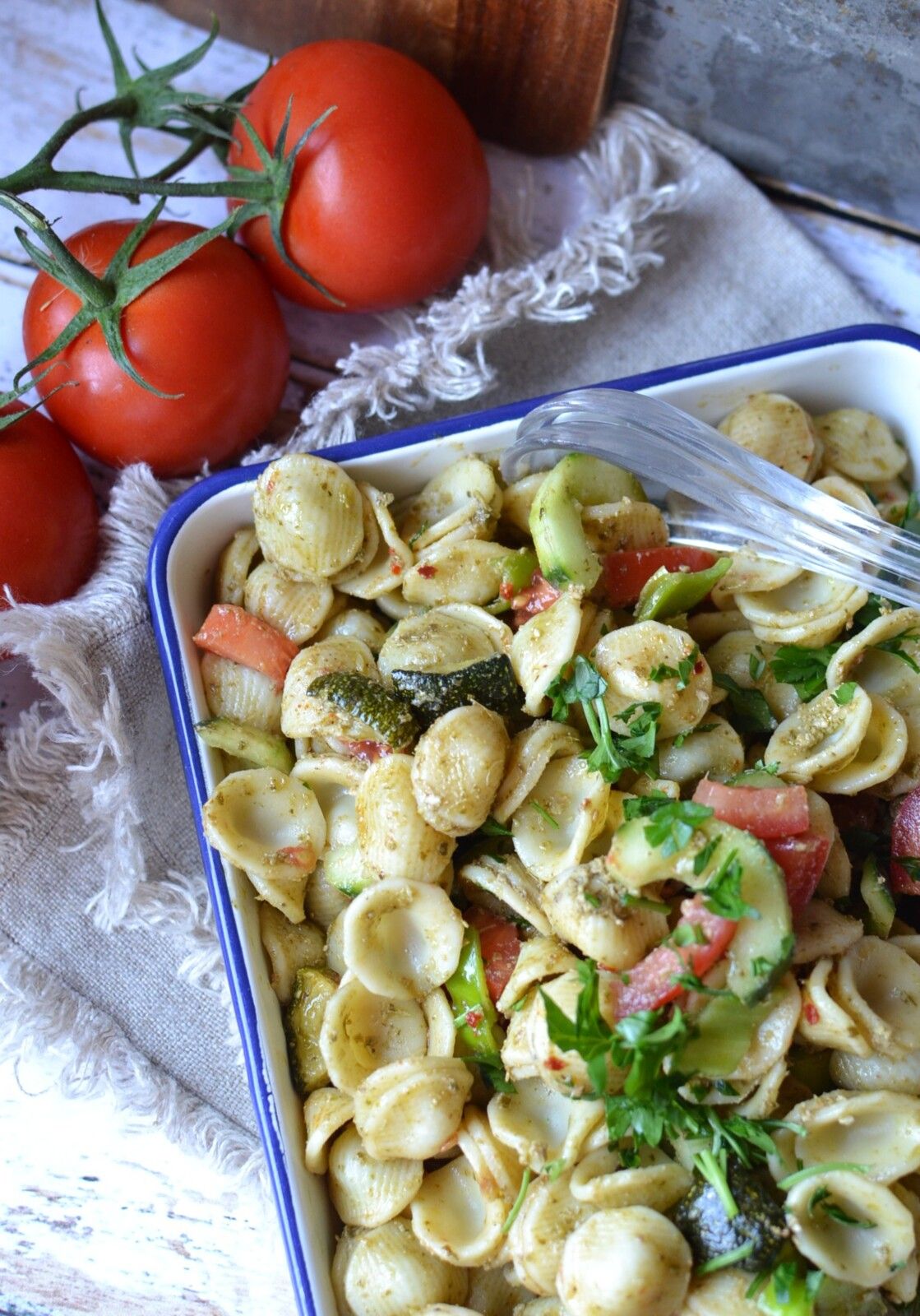 Salade de pâtes au pesto, courgette rôtie, concombre et tomates