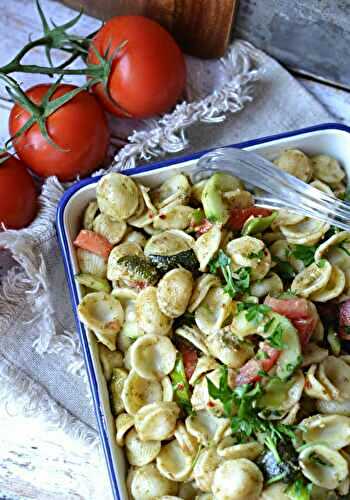 Salade de pâtes au pesto, courgette rôtie, concombre et tomates