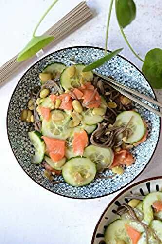 Salade de soba, concombre, édamames et truite fumée