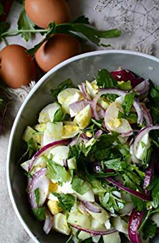 Salade d'oeufs, concombre, oignons rouges et persil
