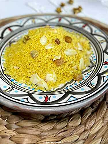 Semoule aux épices, raisins secs et amandes