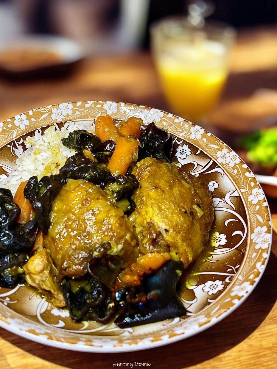 Poulet mijoté aux champignons noirs et carottes
