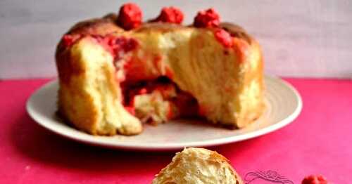 Brioche aux pralines roses, framboises et chocolat blanc