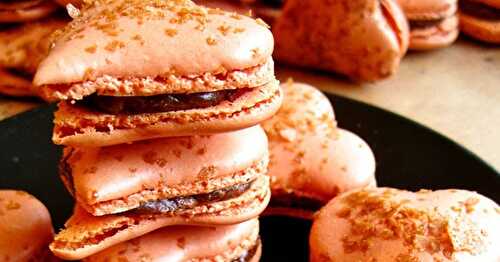 Macarons coeurs au chocolat au lait, praliné et crêpe dentelle