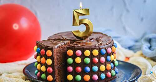 Gâteau d'anniversaire au chocolat pop it