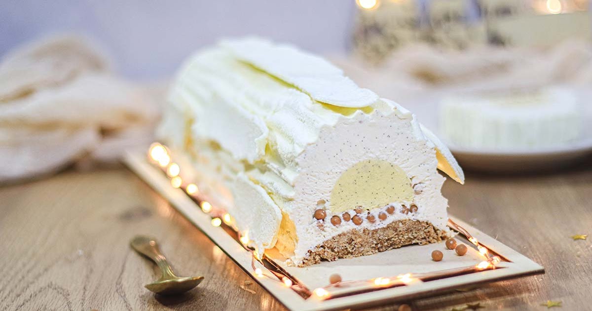 Bûche de Noël toute blanche, vanille, caramel et noix de pécan