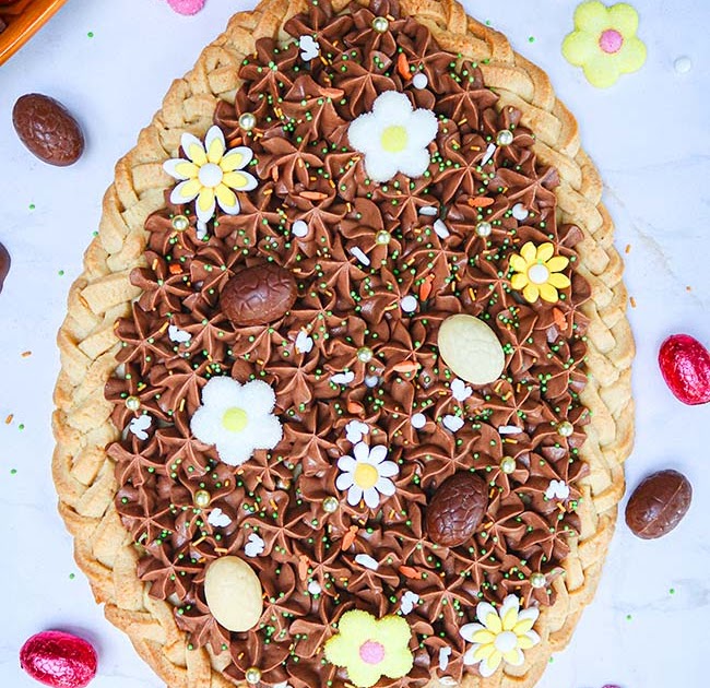 Tarte de Pâques au chocolat en forme d'oeuf