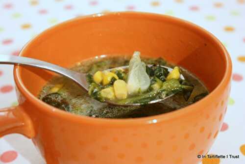 Bouillon aux épinards, maïs & herbes fraîches