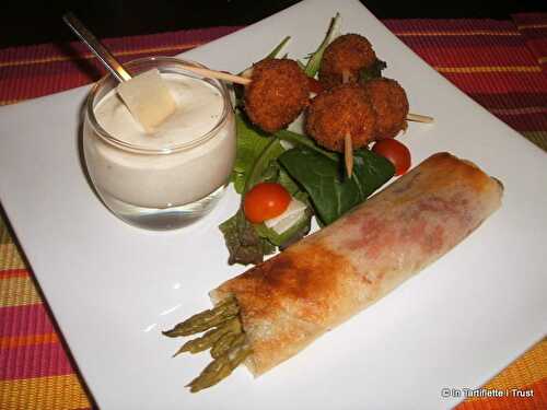 Boulettes de poulet au pesto, croustillant d'asperges au serrano, sauce mousseuse au parmesan