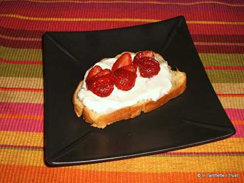 Brioche toastée à la crème fouettée à l'amande et aux fraises