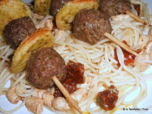 Brochettes de boeuf au pesto, capellini à la salsa de tomates séchées & mozzarella