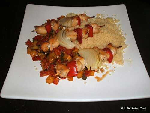 Brochettes de poulet marinées au jus d'orange, poêlée de légumes du soleil et semoule de couscous - In Tartiflette I Trust