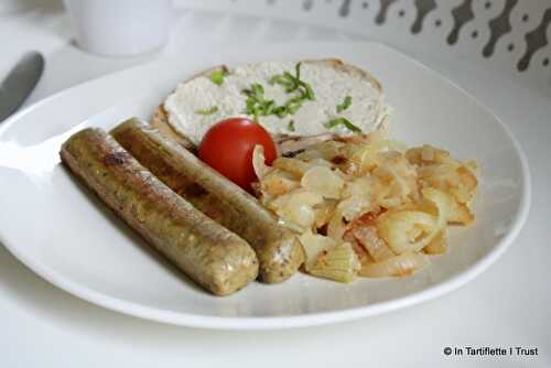 Brunch nordique aux saucisses, compotée de pommes aux oignons & tartine pomme-raifort