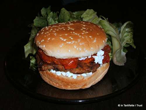 Burger à la galette d'aubergine, feta & tomates confites