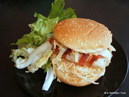 Burger de cabillaud lardé au coleslaw