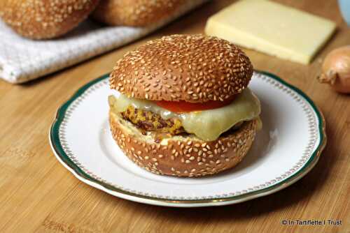 Burger de courge-riz-noix, fondue d'oignons & cantal entre-deux