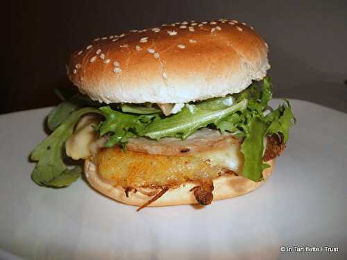 Burger de galette de pommes de terre & échalotes, andouille & crème à la moutarde