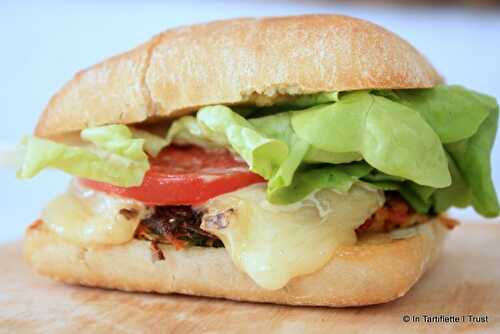 Burger de légumes, Saint-Nectaire fermier & sauce miel-moutarde