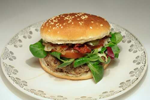 Burger de lentilles, tomates séchées & sauce roquefort