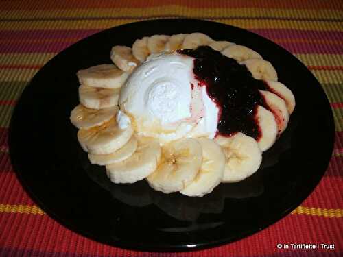 Carpaccio de banane, mousse de yaourt et myrtilles