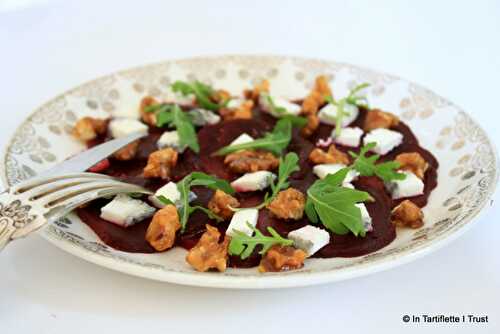 Carpaccio de betteraves, pépites de chèvre cendré et de noix caramélisées & roquette