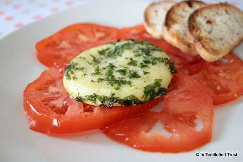 Carpaccio de tomates à l'huile d'olive à la menthe & chèvre mariné à la coriandre