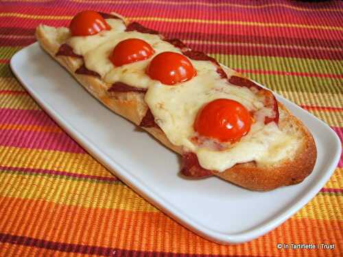 Croque-baguette salami, mozzarella & tomates cerise