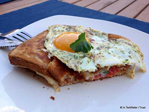 Croque-madame au chèvre frais, tomate, persil & sésame