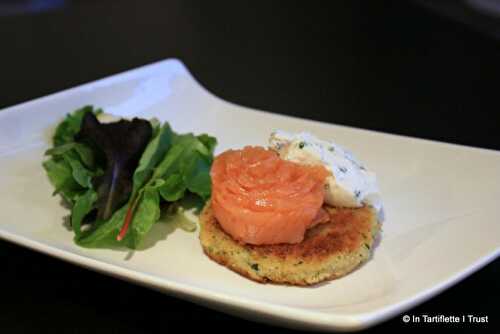 Croquettes de pommes de terre à l'ail et au persil, crème de ciboulette & saumon fumé