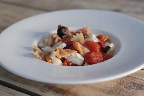 Farfalle sauce tomates aux olives, romarin & chèvre