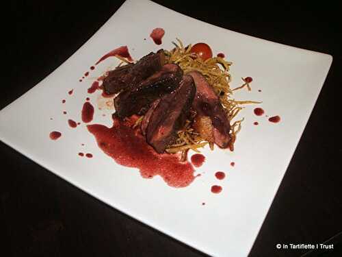 Filet de canard sauce aux fruits rouges, pommes paille