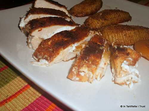 Filets de poulet panés au pain d'épices, farcis au chèvre frais et aux abricots, pommes de terre à la suédoise