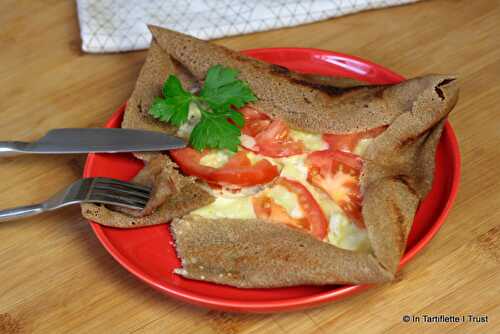 Galette de blé noir à la crème, chèvre, emmental & tomates