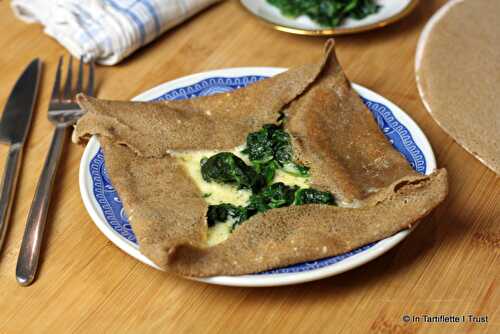 Galette de blé noir à la crème, emmental & tombée d'épinards