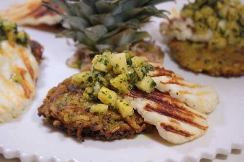 Galettes de courgettes et pommes de terre épicées, salsa d'ananas & halloumi grillé