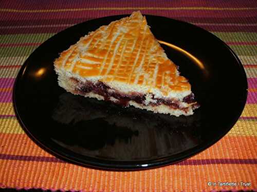 Gâteau basque à la confiture de cerises noires