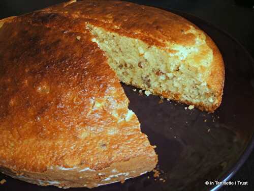 Gâteau moelleux au yaourt, écorces d'orange confites & noisettes