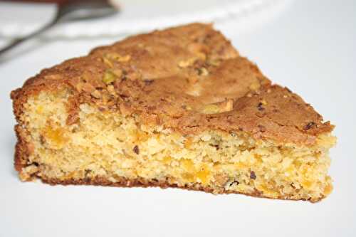 Gâteau moelleux aux abricots, pistaches & chocolat blanc