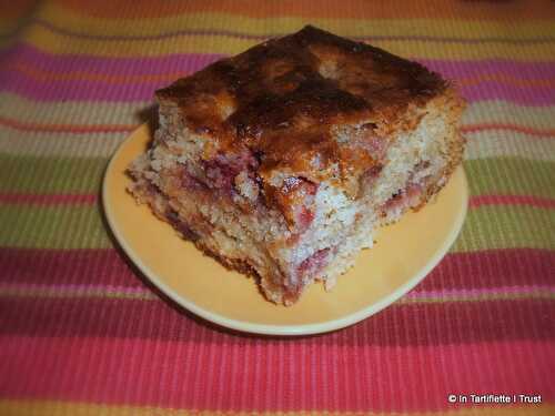 Gâteau moelleux aux fraises, au chocolat blanc & noix