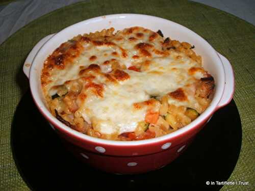 Gratin de coquillettes aux courgettes, à la poitrine fumée et aux tomates