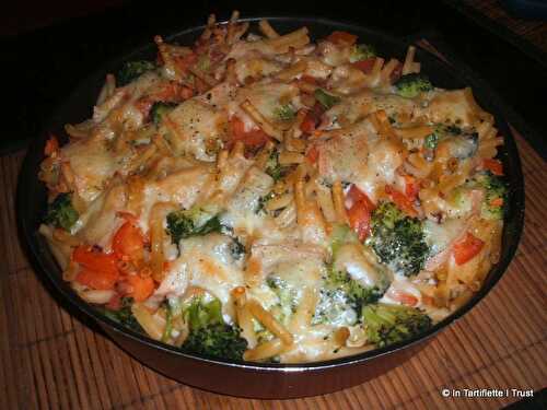 Gratin de macaroni au brocoli, raclette, tomates et lardons