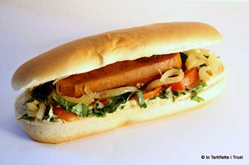 Hot-dog à l'orientale (houmous - oignons - coriandre)