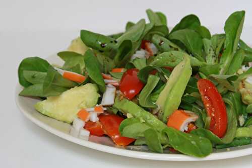 La "bonne salade" de Jeanne (mâche, avocat, surimi, tomates cerises)